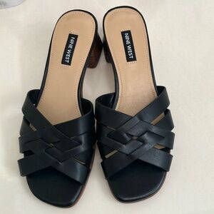Nine West black leathered sandals Size 71/2